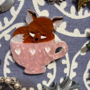 Erstwilder Fox in mug brooch